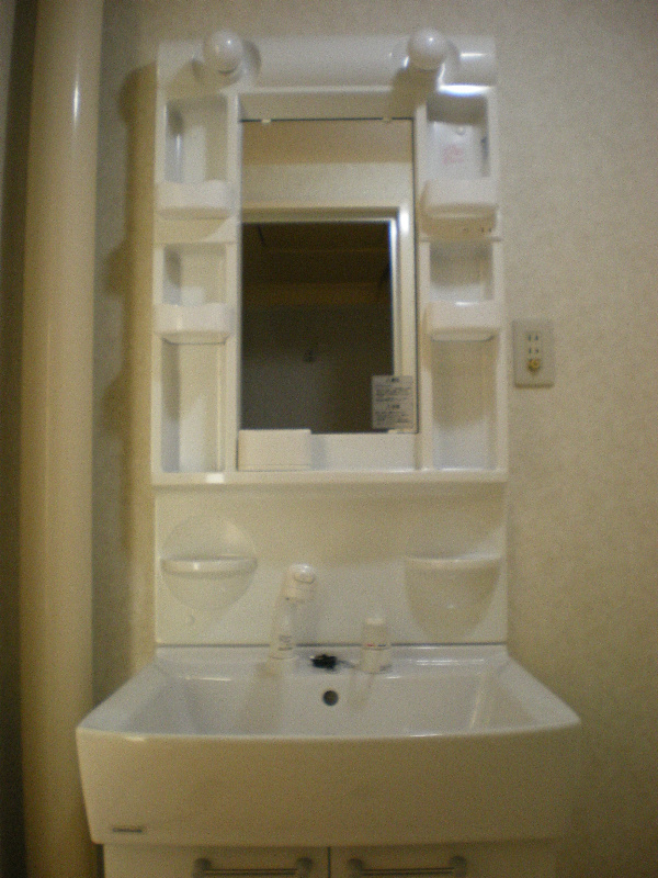 Other room space. Convenient independent wash basin