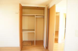 Receipt. Easy-to-use closet capable of accommodating up to ceiling!