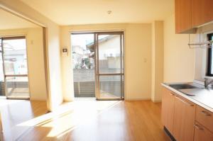 Living and room. Dining of the window is also a large sunny!