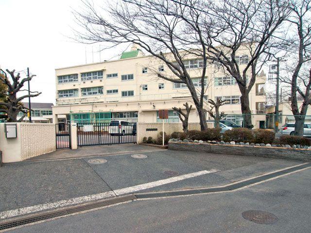 Junior high school. 900m until Nakata