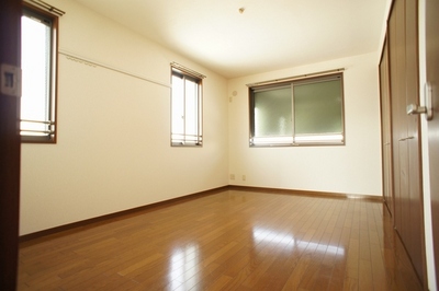 Living and room. Second floor north side Western-style is a two-sided lighting by large windows!