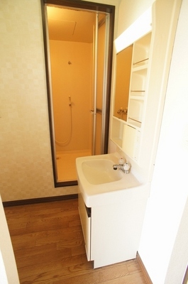 Washroom. Hot water supply of already vanity is also useful in the preparation of the morning in the cold winter!