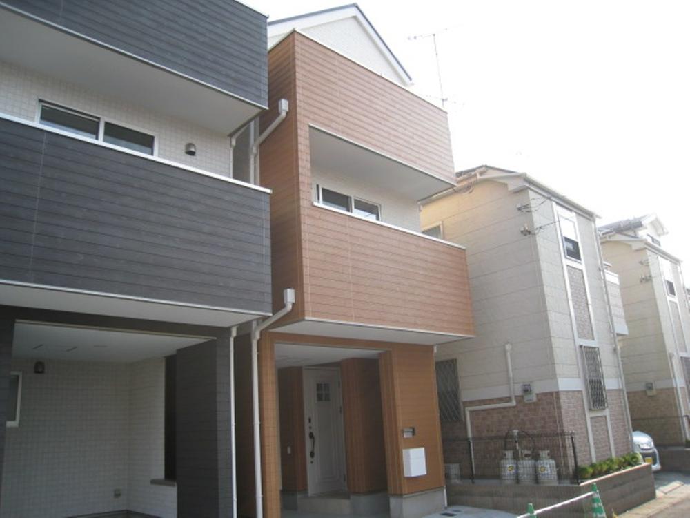 Local photos, including front road. Appearance (November 2013) Shooting