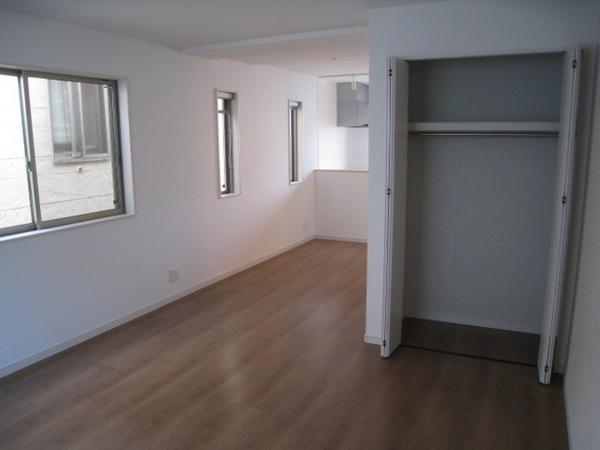 Other. L-shaped kitchen. It becomes a face-to-face.