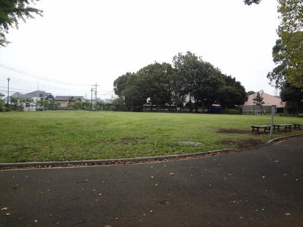 park. 300m until the white lily park