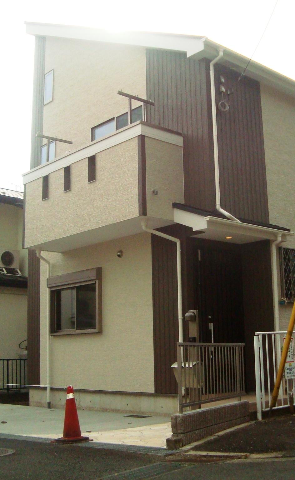 Local photos, including front road. Local appearance