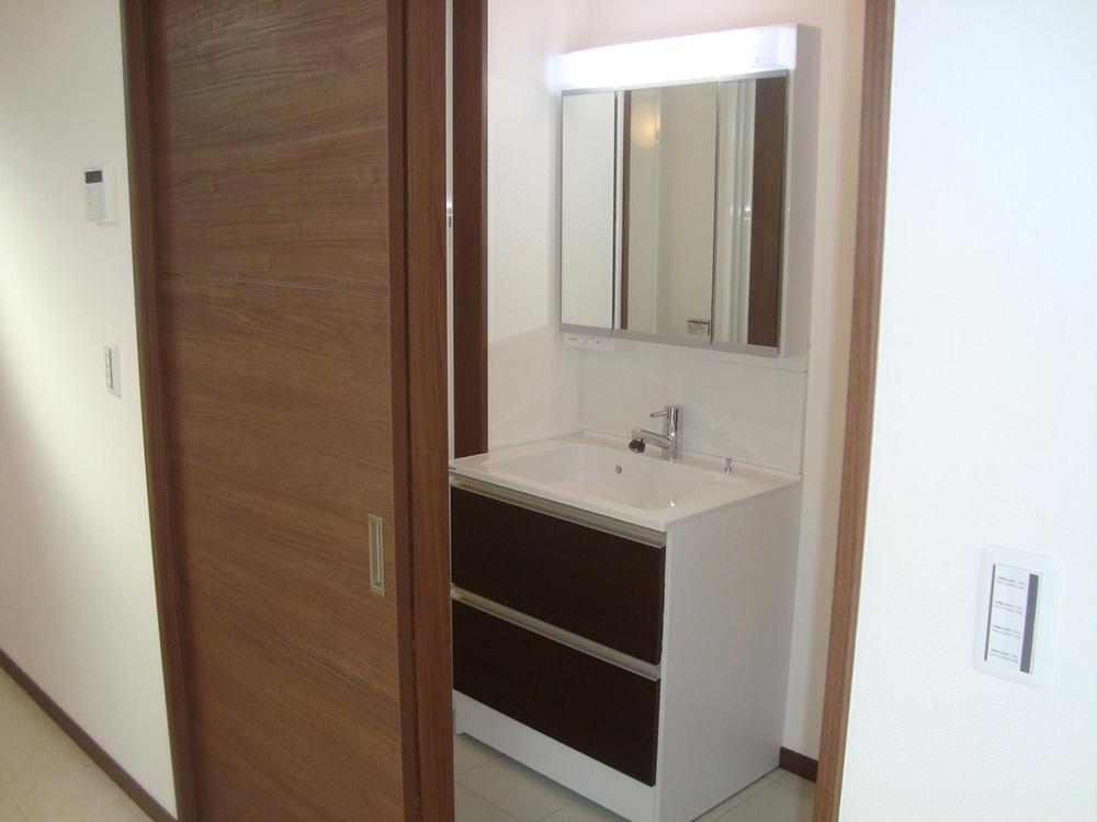 Wash basin, toilet. Vanity room