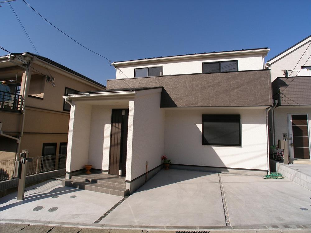 Local photos, including front road. Attractive also easy to park at the front road 5M than!