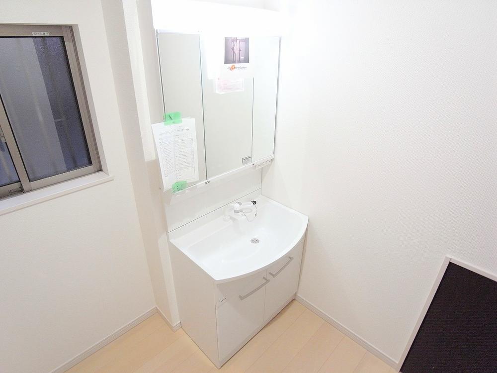 Wash basin, toilet. It is convenient basin also with a shower head! (December 2013) Shooting