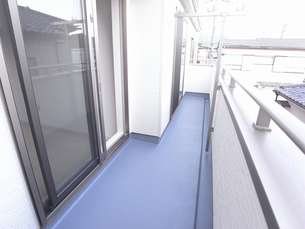 Balcony. Full of sense of openness from the balcony is a great view! Local (12 May 2013) Shooting