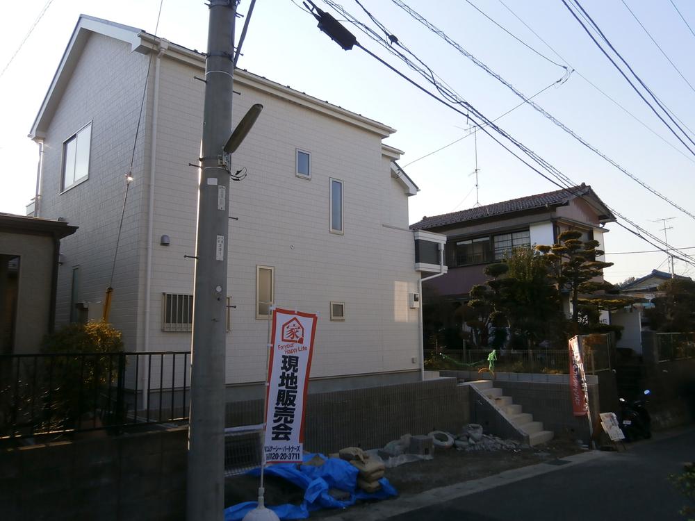 Local photos, including front road. Local (12 May 2013) Shooting Create soon the concrete of the parking lot.