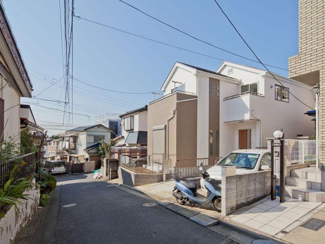 Local photos, including front road. Local (11 May 2013) Shooting