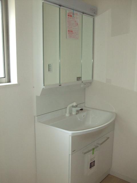 Wash basin, toilet. Local (September 2013) Shooting