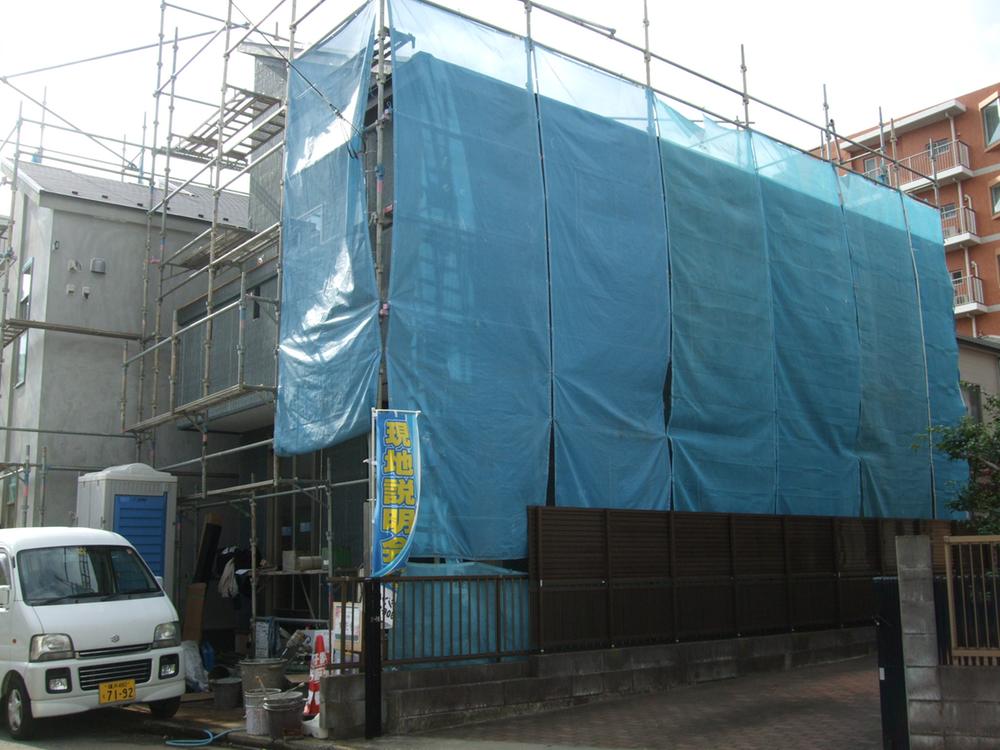 Local appearance photo. A 2-minute walk from the Izumi Chuo Station! Living room with floor heating equipment. Gradient ceiling ・ It is a newly built condominium with a loft. Mitsuba housing Totsuka ・ Izumi-ku house looking for specialty stores. Other it is also listing a large number available. Please feel free to contact us.