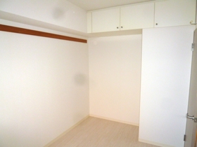 Living and room. Western-style 4.8 Pledge