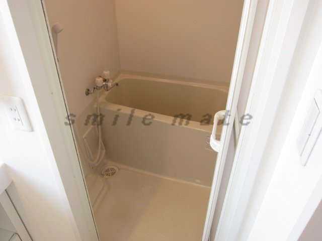 Bath. ~ With elevator ~