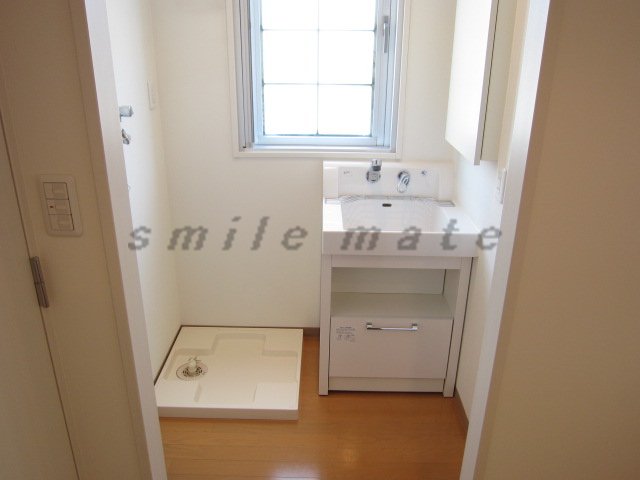 Washroom. ~ Auto with lock ~