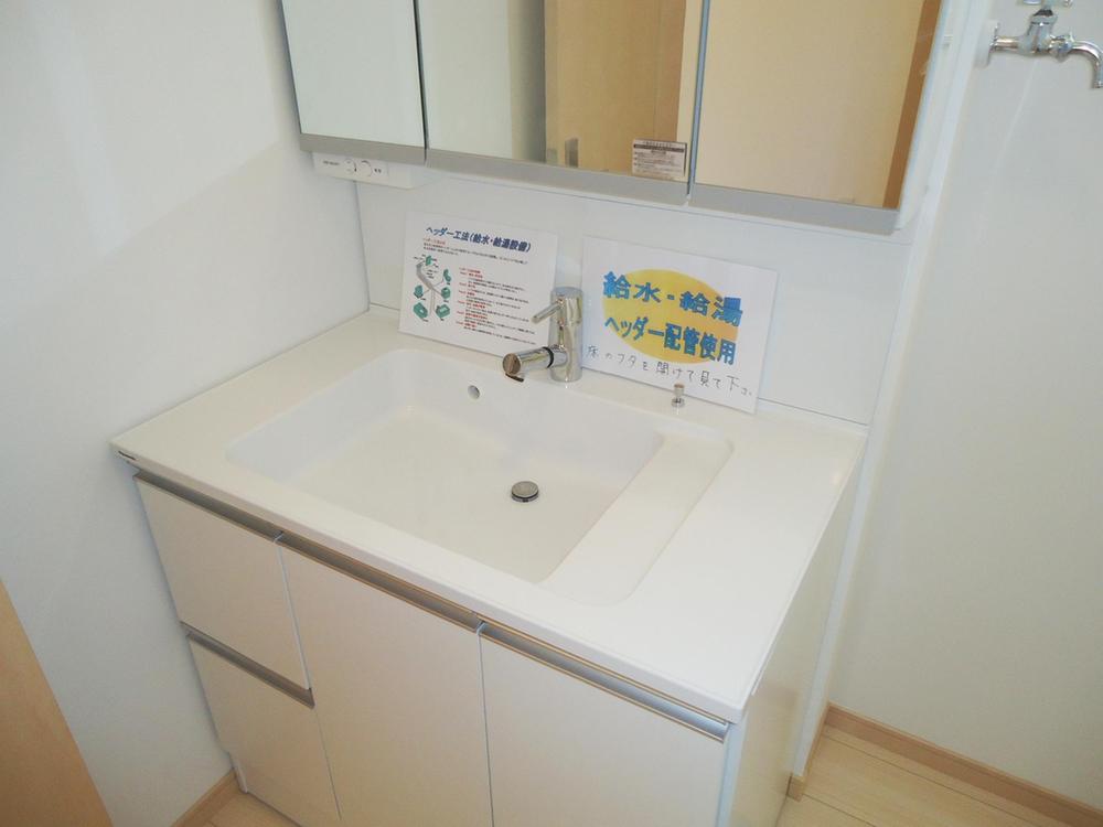 Wash basin, toilet. Vanity room