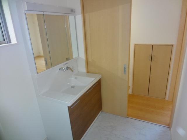 Wash basin, toilet. Indoor (11 May 2013) Shooting