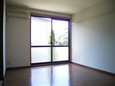 Living and room. Of course, it is air-conditioned 1 groups