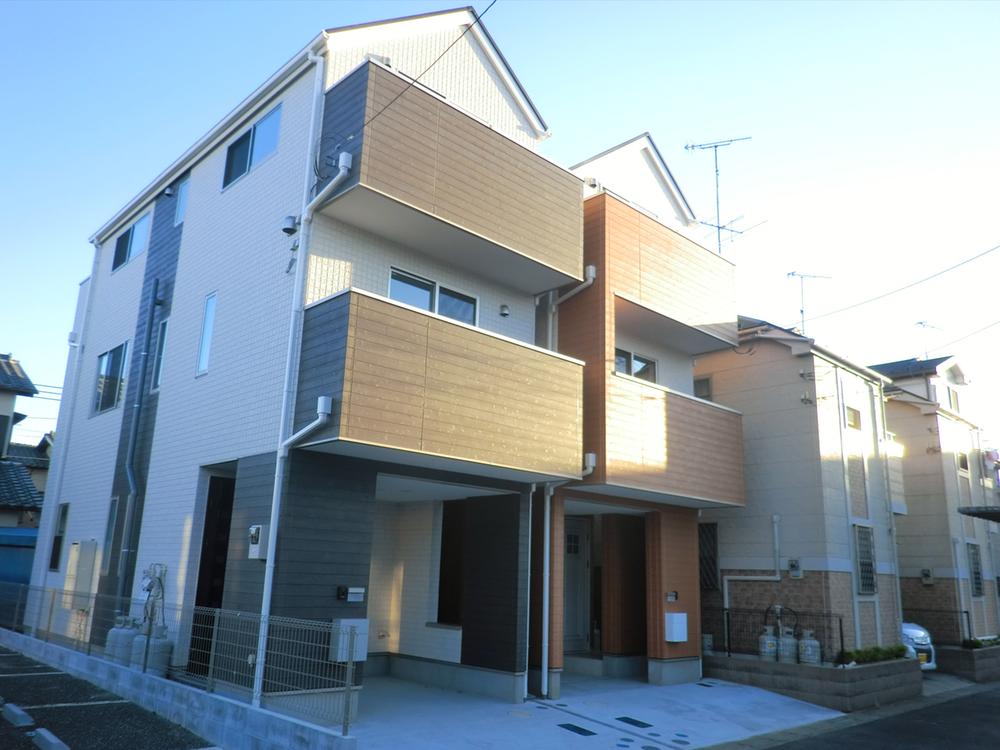 Local appearance photo.  [Exterior November shooting] Stylish appearance will produce a feeling of luxury.