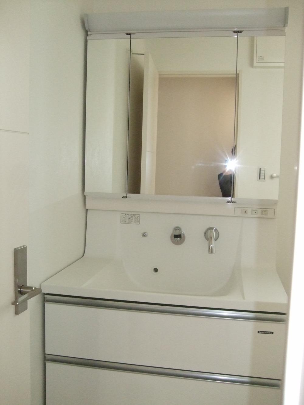 Wash basin, toilet. Indoor (11 May 2013) Shooting