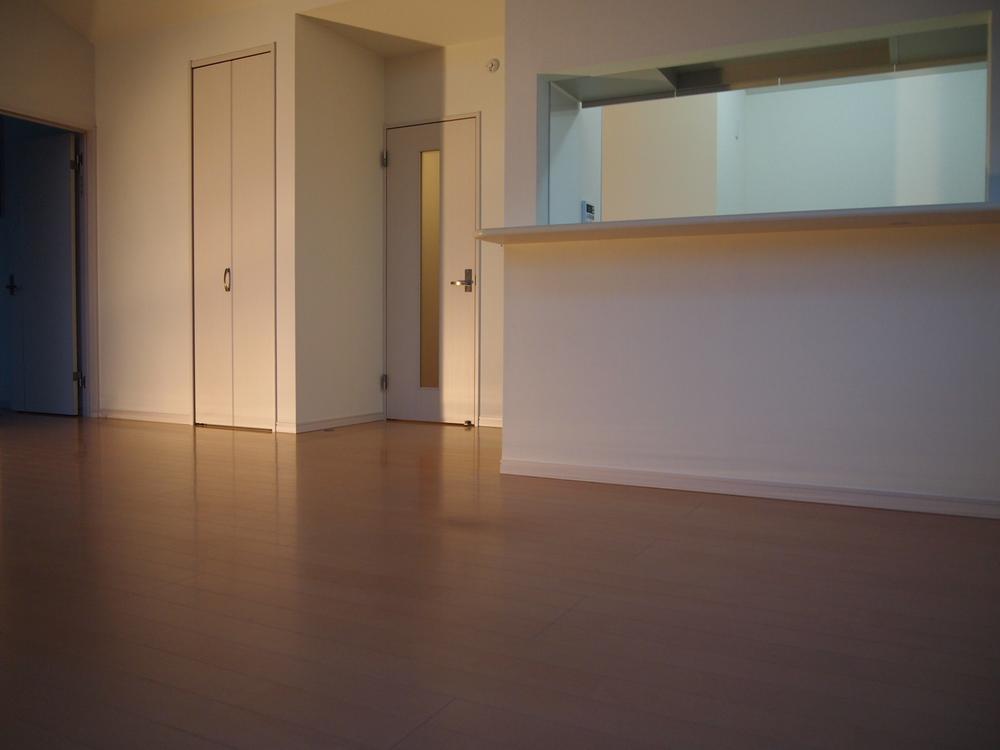 Living. Face-to-face kitchen