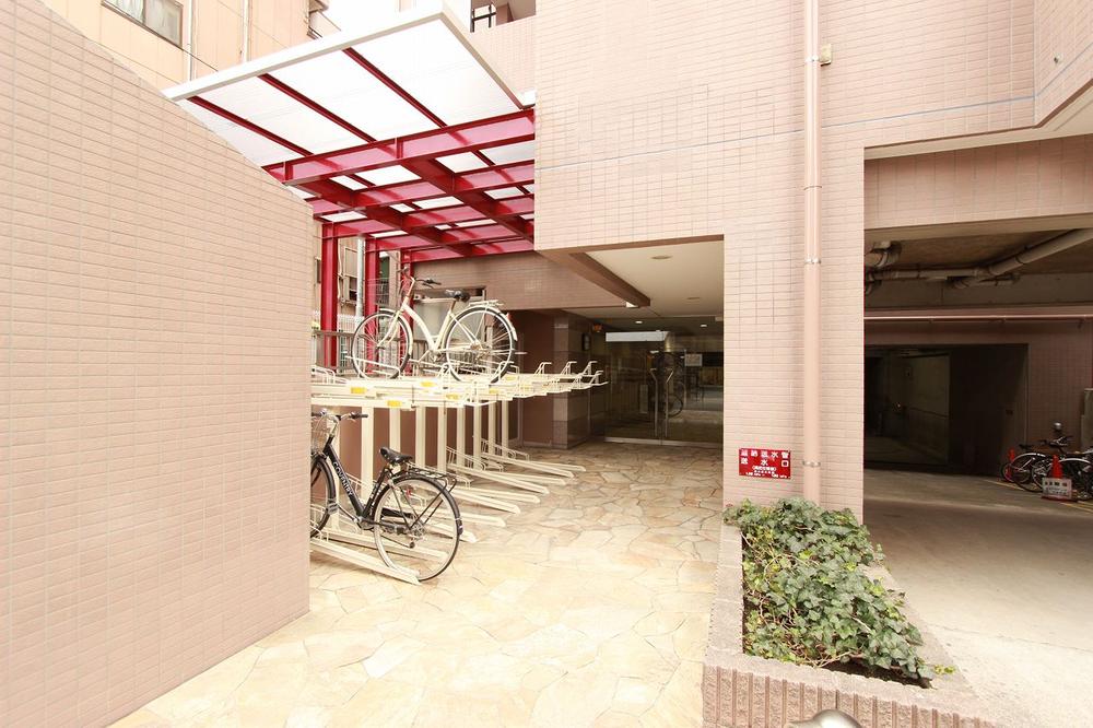 Entrance. Common areas