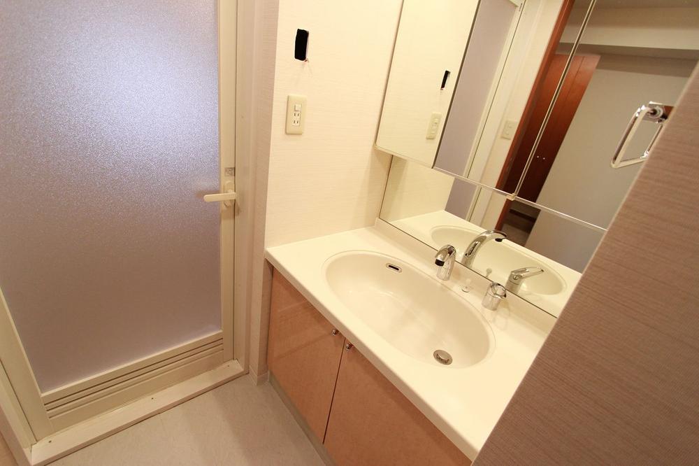 Wash basin, toilet. Indoor (12 May 2013) Shooting
