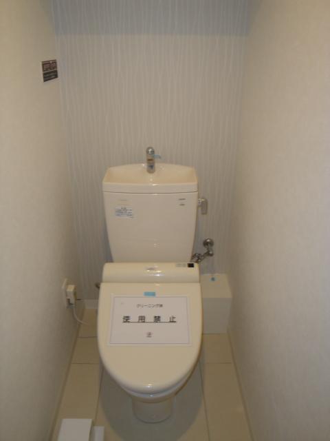 Toilet. Indoor (12 May 2013) Shooting