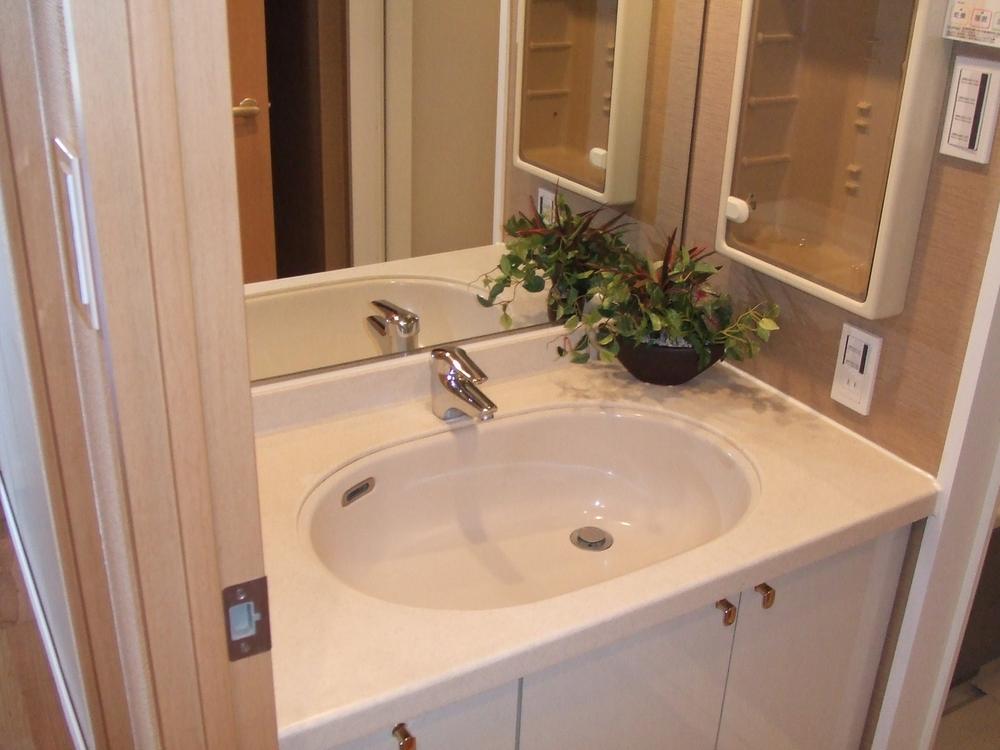 Wash basin, toilet. Indoor (12 May 2013) Shooting