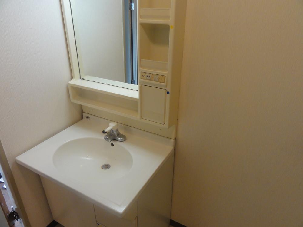Wash basin, toilet. Indoor (July 2013) Shooting