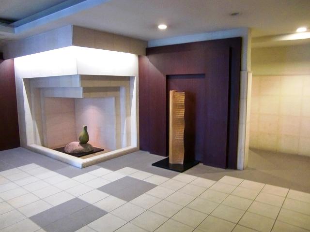 Entrance. Common areas
