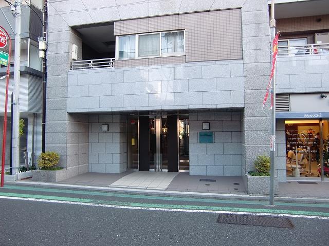 Entrance. Common areas