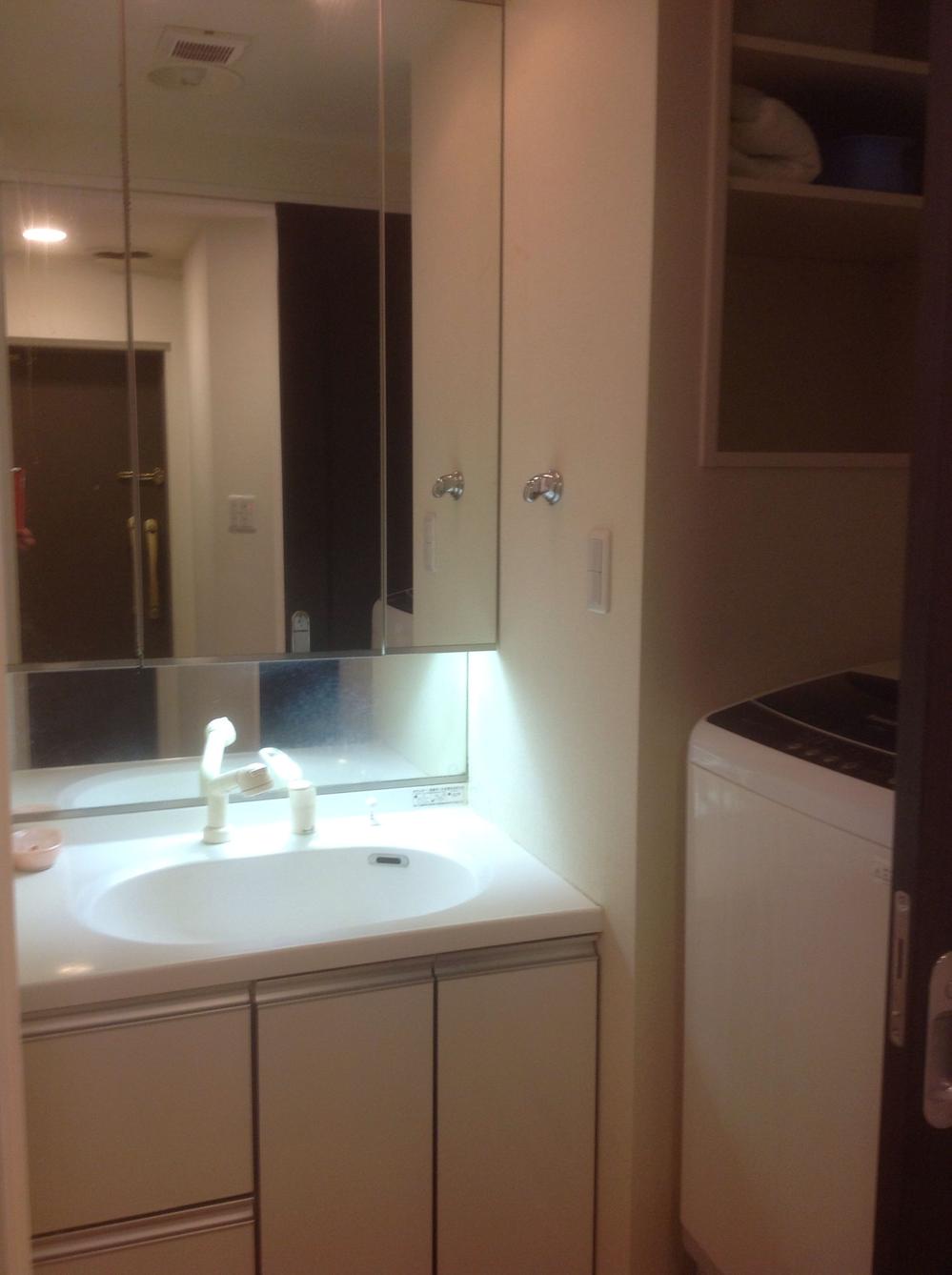 Wash basin, toilet. Indoor (11 May 2013) Shooting