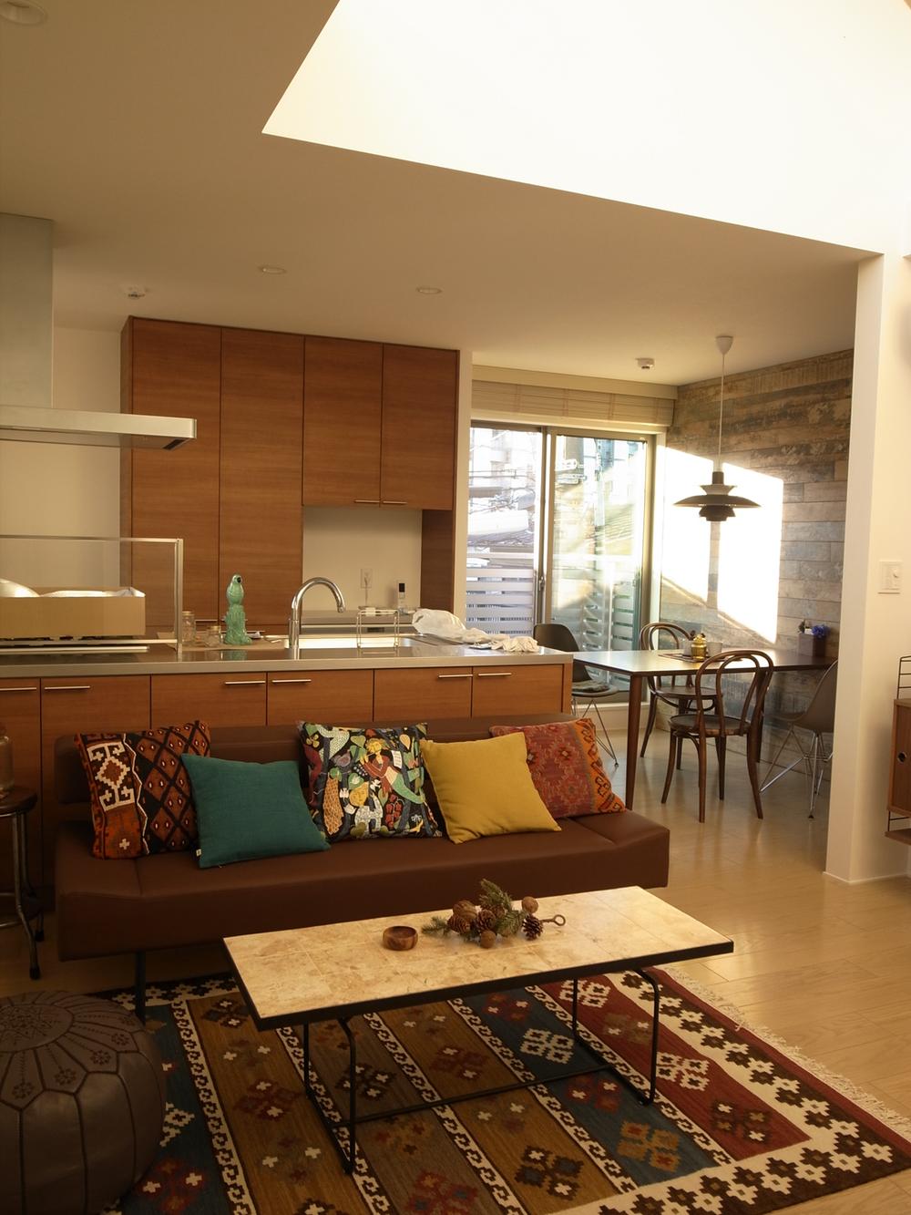 Living. 2F living is the living room was spacious does not appear to 14.8 Pledge. Hikari is poured a lot from the atrium.