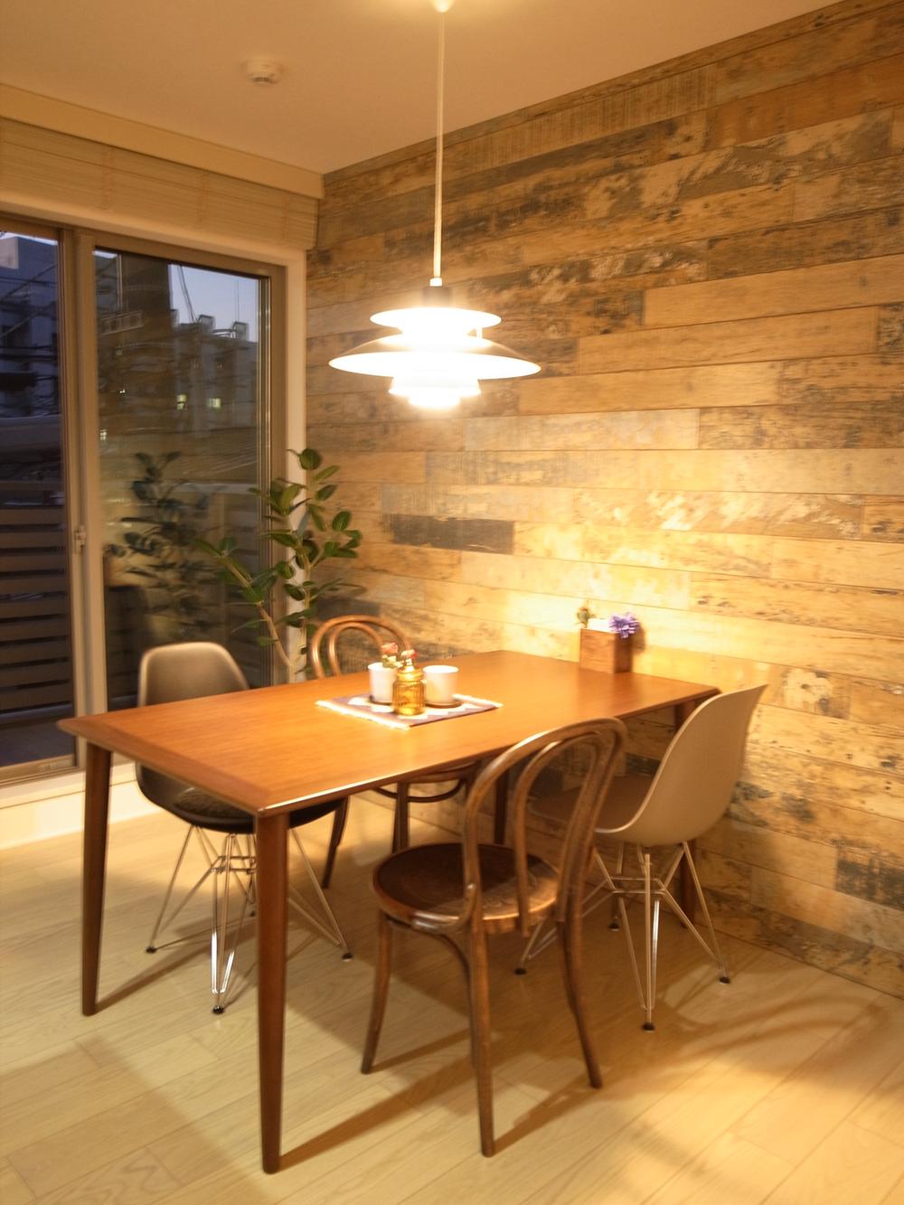 Kitchen. Dining is Distressed full of a feeling of calm atmosphere. It offers furniture designers such as PH lamp and shell chair.