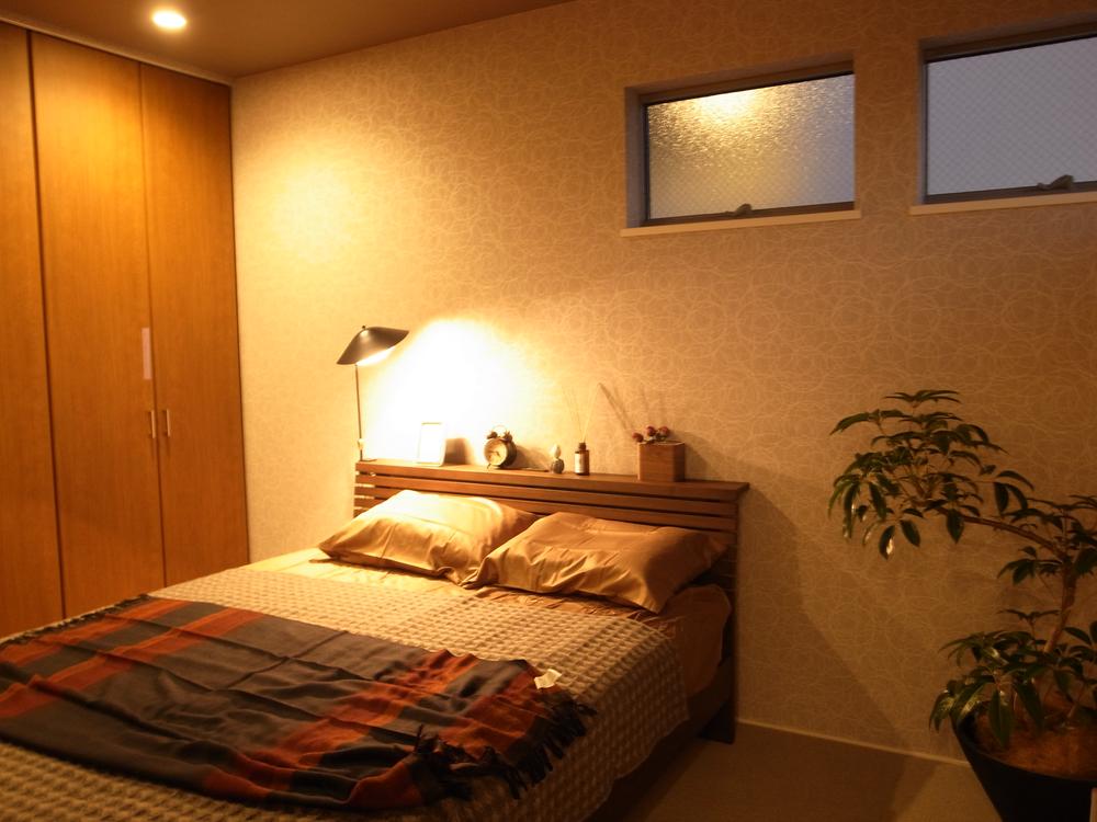 Non-living room. Bedroom. You can night comfortably in a Queen size of bets.