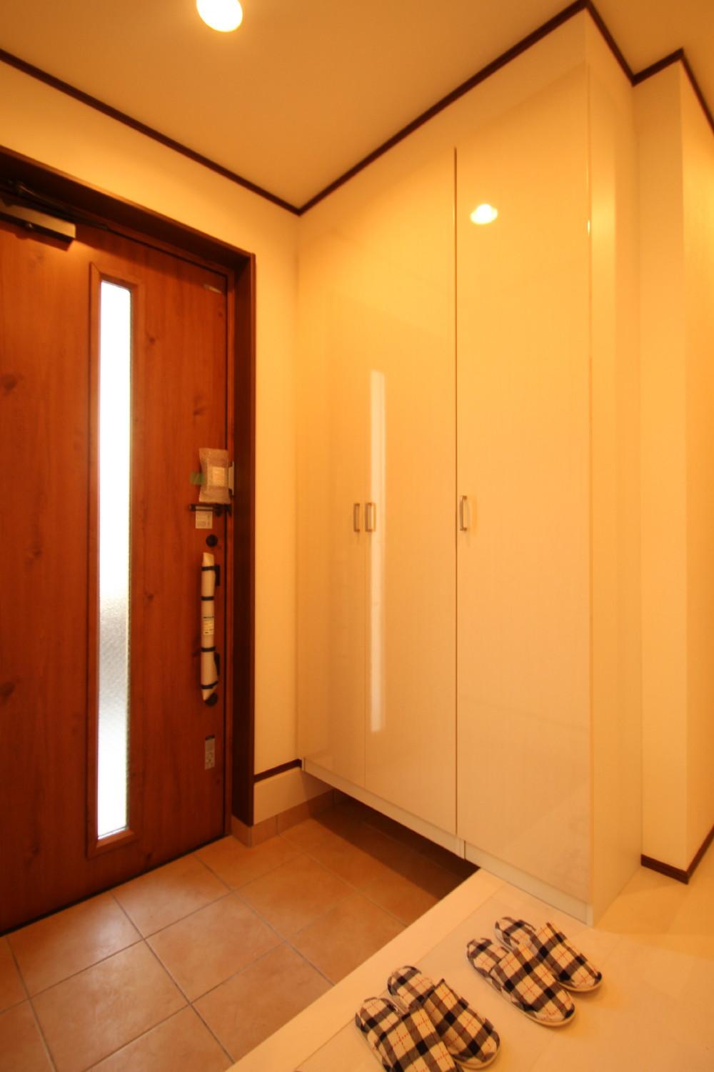 Entrance. Local (11 May 2013) Shooting