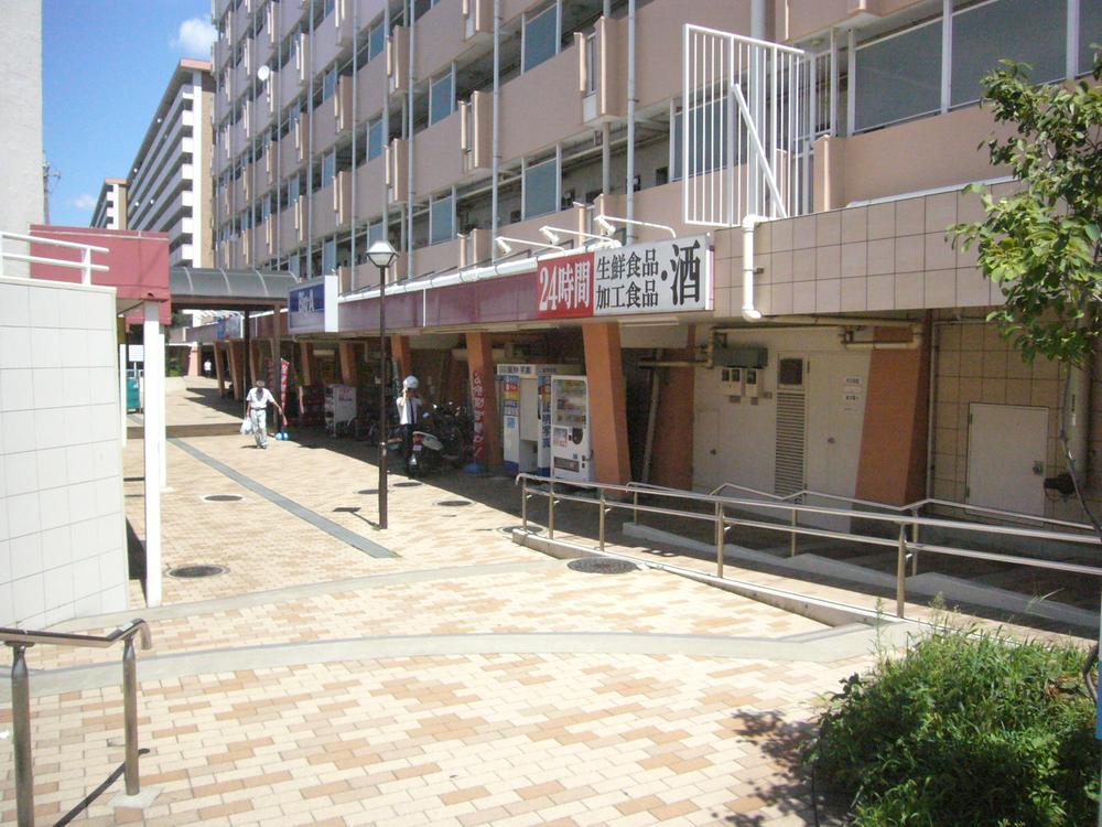 Supermarket. 300m until Biggue