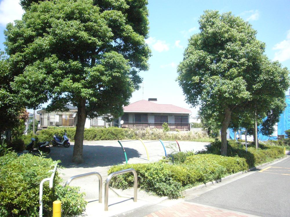 park. (Without official name) 1m until the estate side of the park