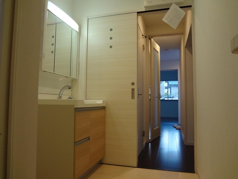 Wash basin, toilet. Indoor (12 May 2013) Shooting