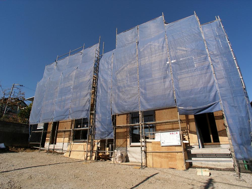 Local photos, including front road. Is all three buildings site a pat per yang!