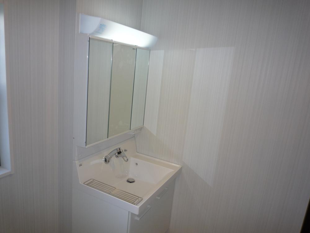 Wash basin, toilet. Indoor (November 22, 2013) Shooting B Building