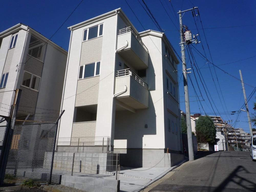 Local photos, including front road. Local (November 22, 2013) Shooting B Building