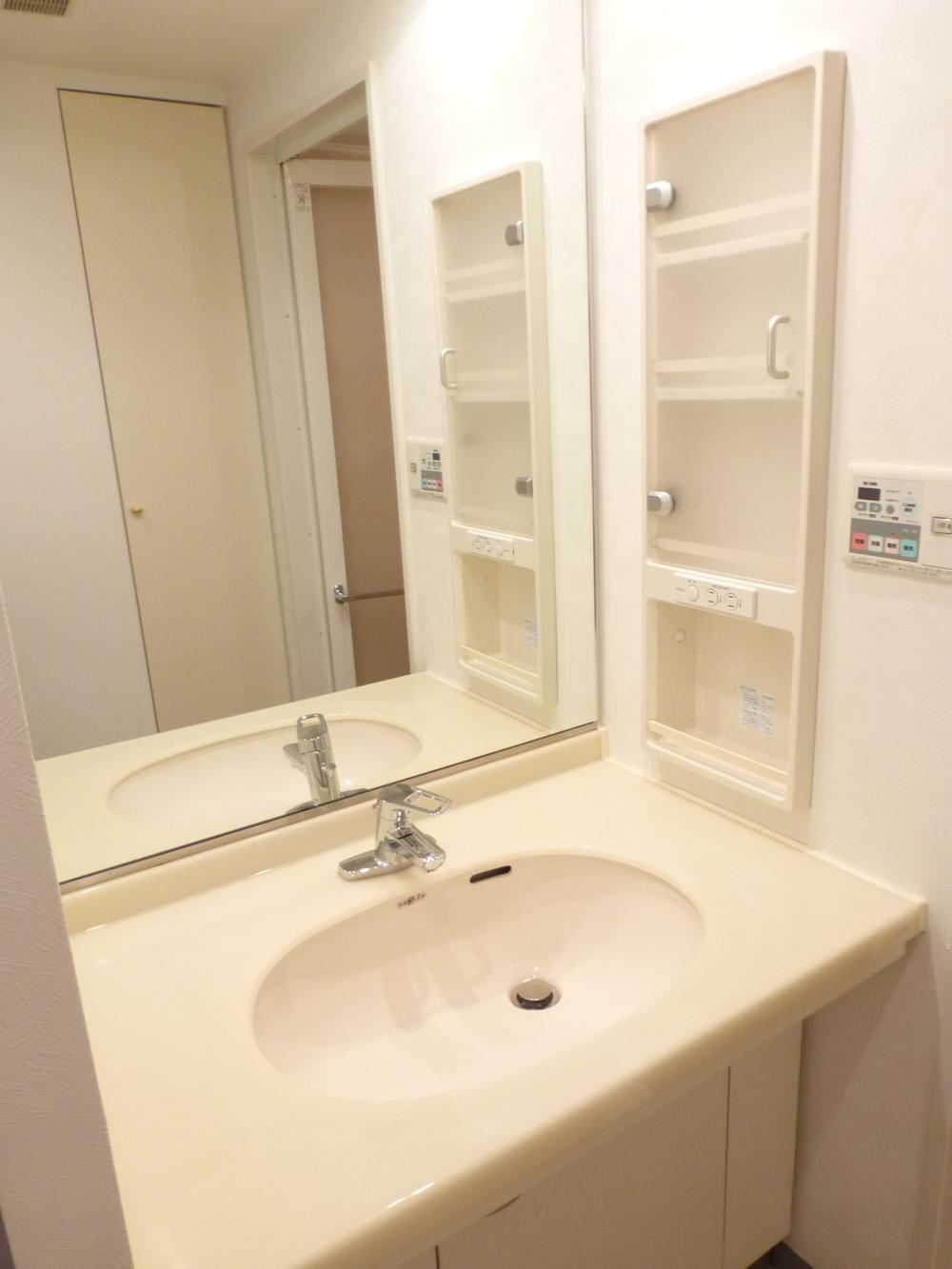 Wash basin, toilet. Indoor (October 21, 2013) Shooting