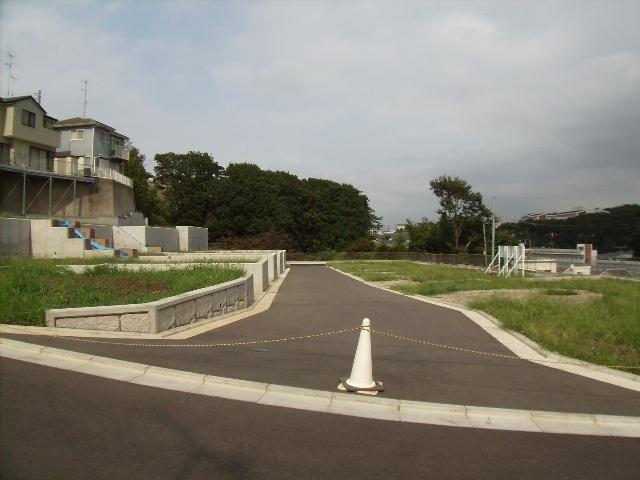 Local photos, including front road. Selling local