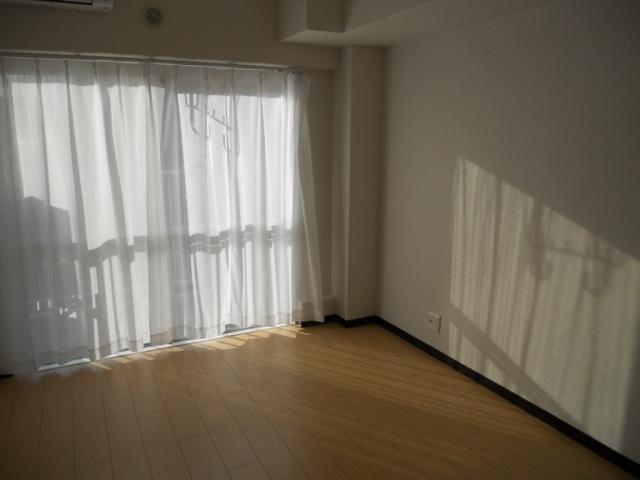 Non-living room. 6 Pledge Western-style facing the balcony