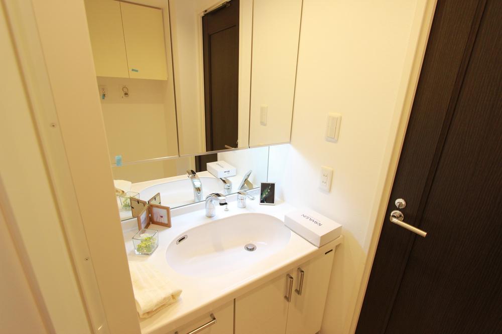 Wash basin, toilet. Indoor (January 2014) Shooting