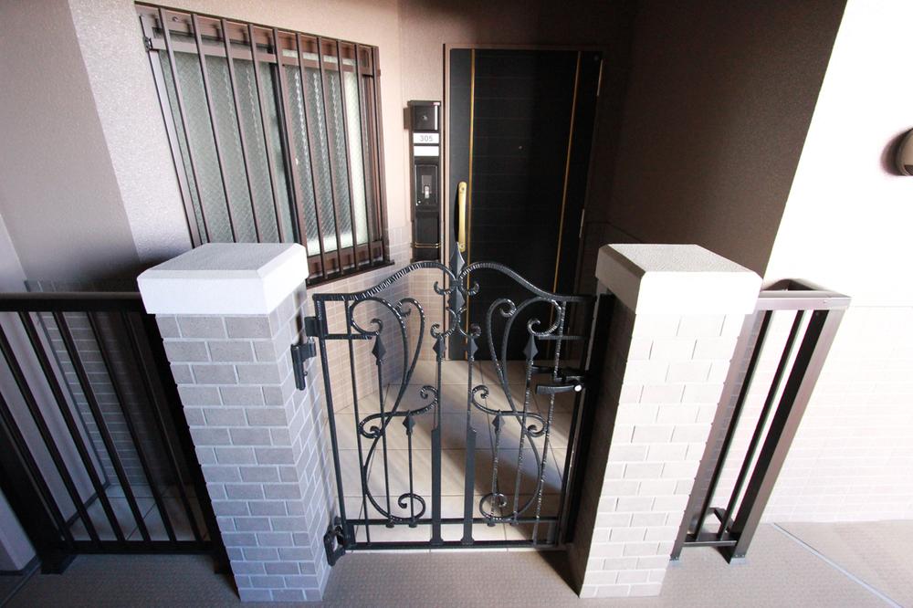 Entrance. Indoor (January 2014) Shooting